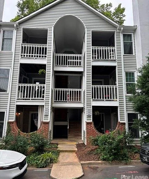 430 Queens Rd — Photo 1
