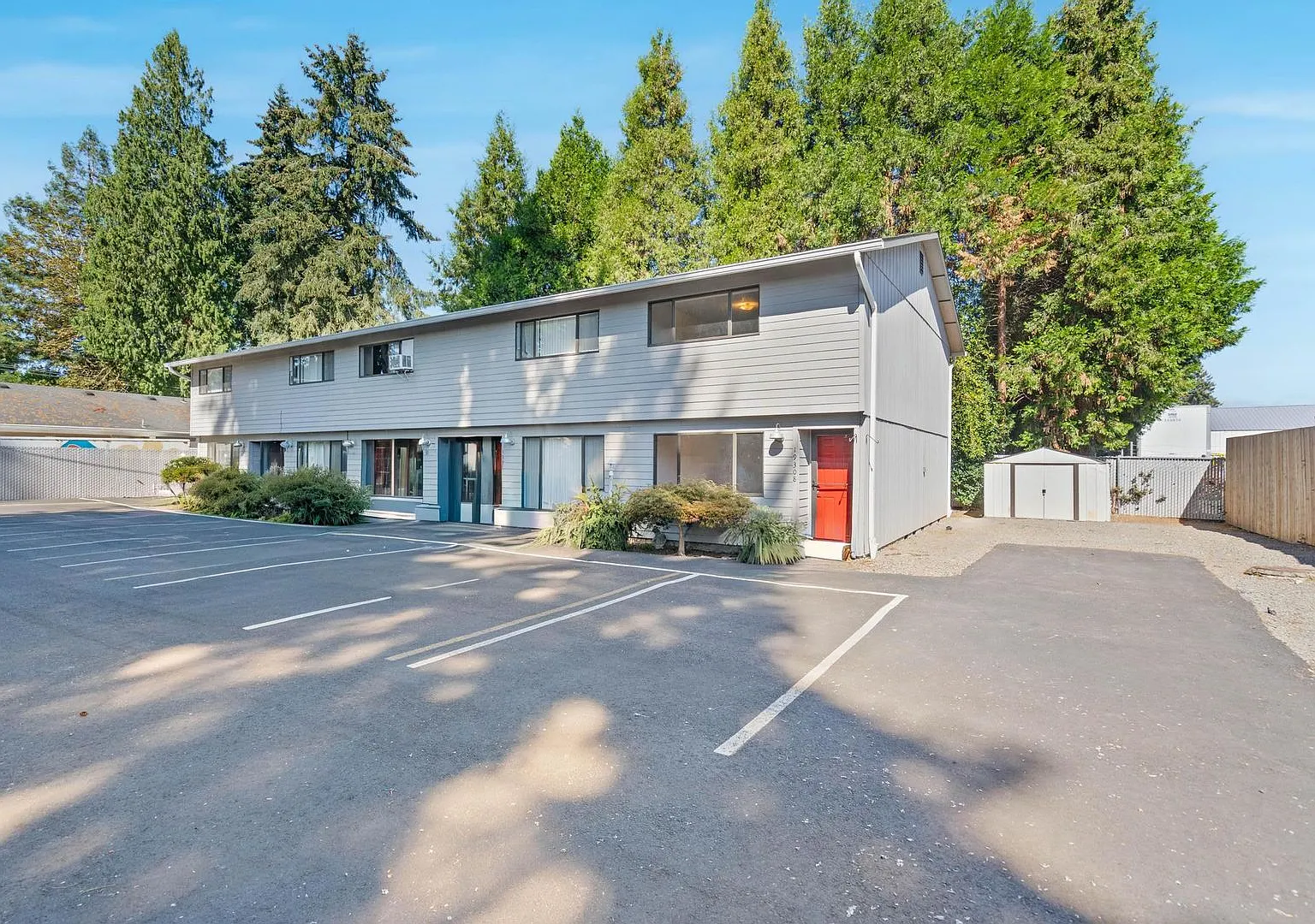 Well-kept, roomy 2-bdrm/1.5-bath Milwaukie unit. Private patio, quiet location, designated parking — Photo 3