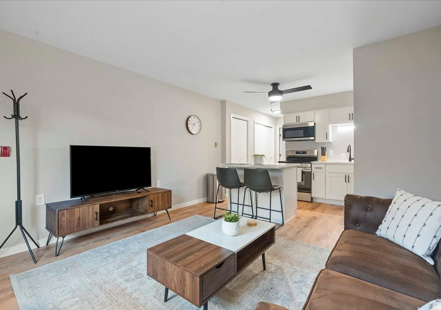 1 bed, 1.0 bath, 452 sqft, $2,349 — Photo 3