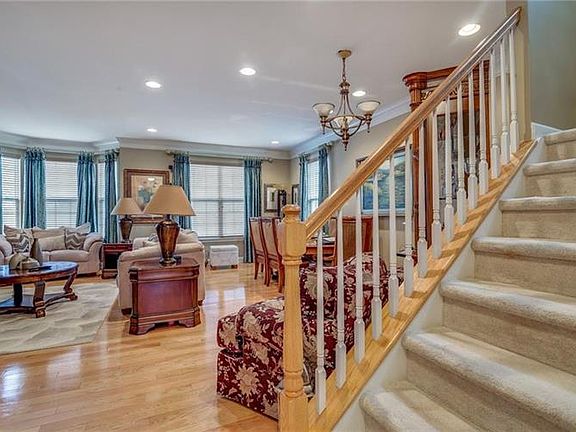 4th image of 202 Balsam Dr