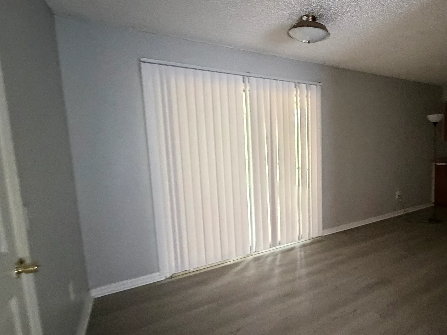 206 E Holly Dr — Photo 2