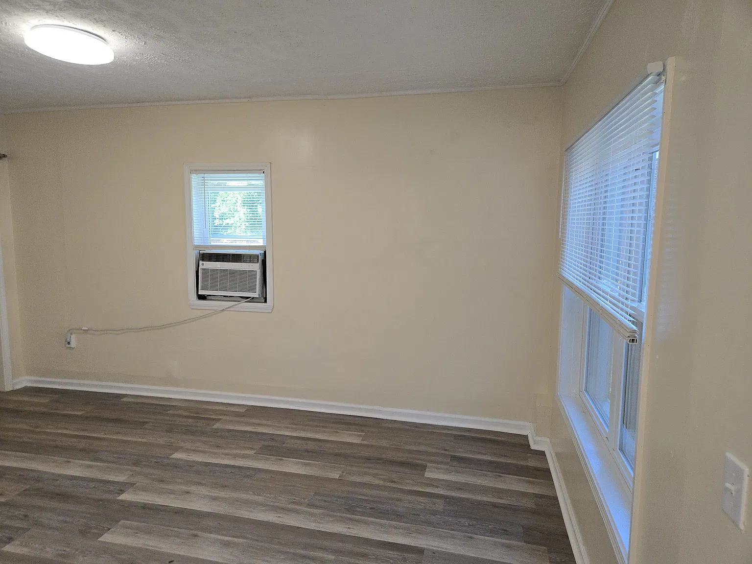 Studio, 400 sqft, $1,050 — Photo 3