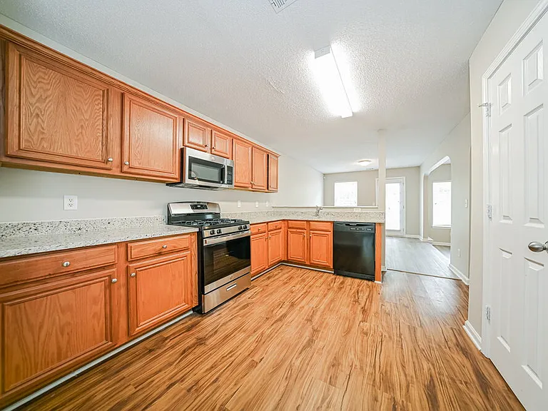 301 Othello Dr — Photo 7