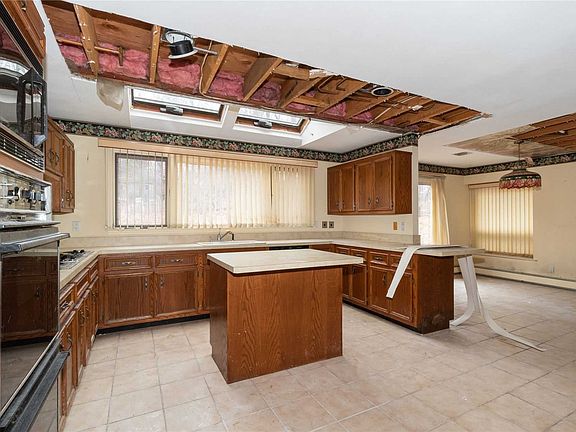 4th image of 33 Riverview Ter