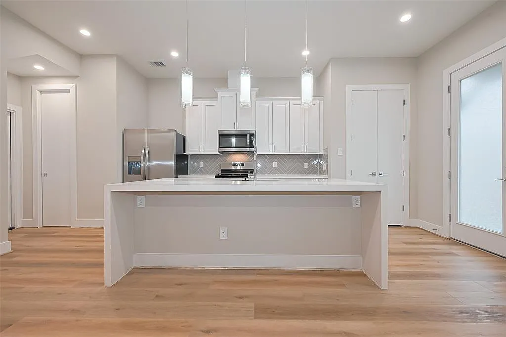 8113 Esther Acres Ln — Photo 2