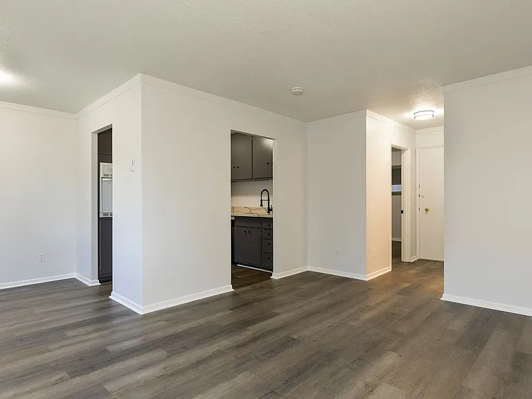 The Willis Apartments — Photo 32