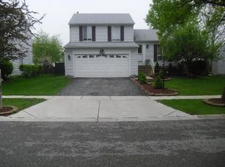 513 Southwood Cir, Streamwood, IL