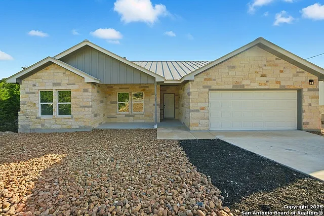 4 bed, 3.0 bath, 2485 sqft, $2,600 — Photo 1