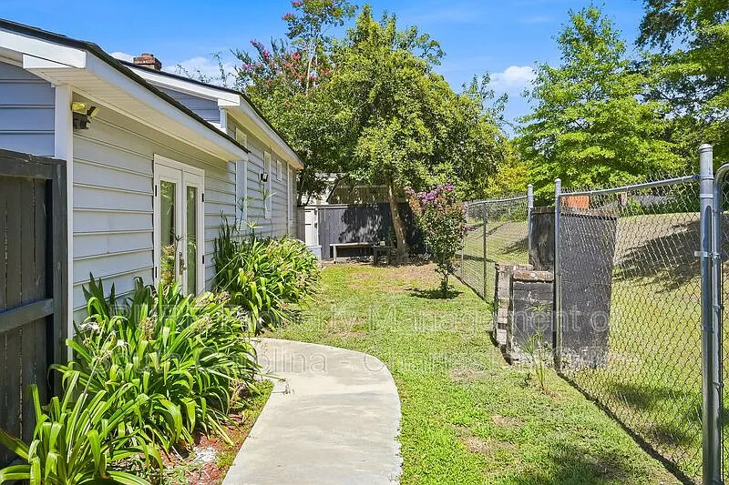 3 bed, 2.0 bath, 1296 sqft, $2,399 — Photo 3