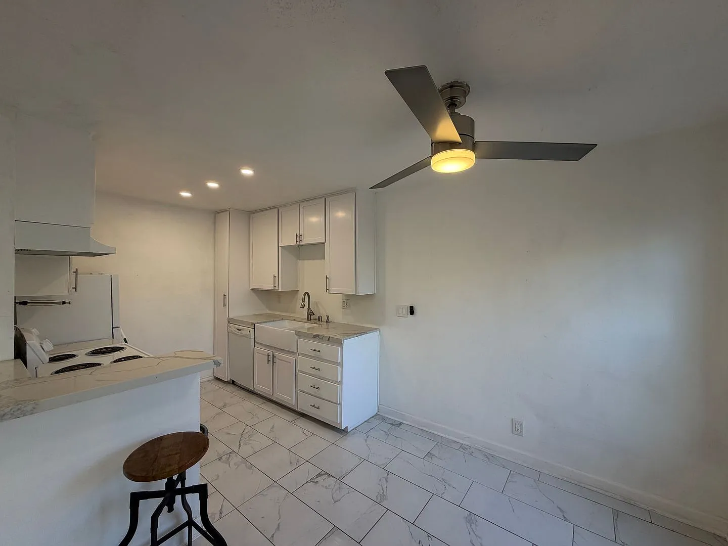 Sd: 1bd/1ba Ground-Floor Unit In North Park W/ In-Unit Laundry & Assigned Parking! — Photo 3