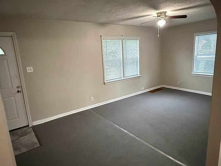 701 SW Saline St — Photo 2