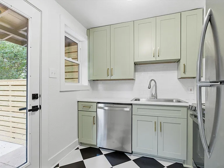 421 E Jennings St — Photo 18