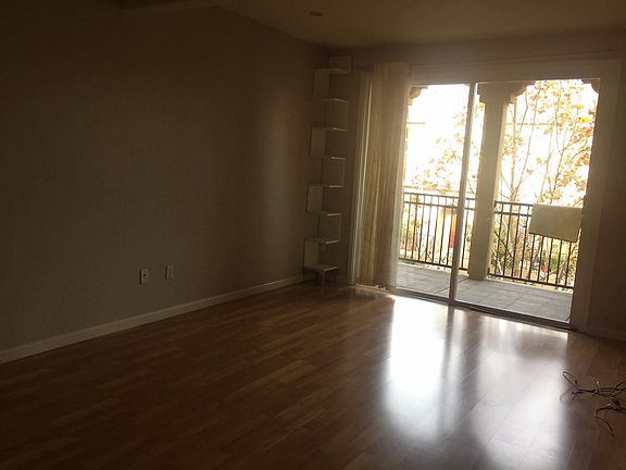 Living Room / Balcony