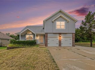 226 N Sunset Ln, Raymore, MO 64083