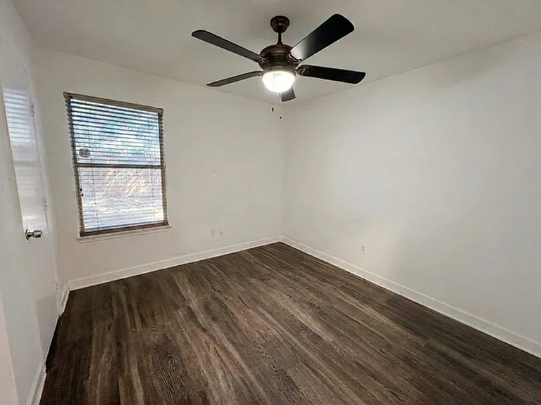 1404 Daffodil Ln — Photo 9