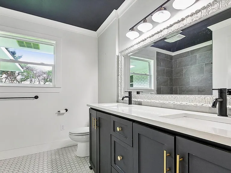 2816 Zeeland Ave — Photo 8