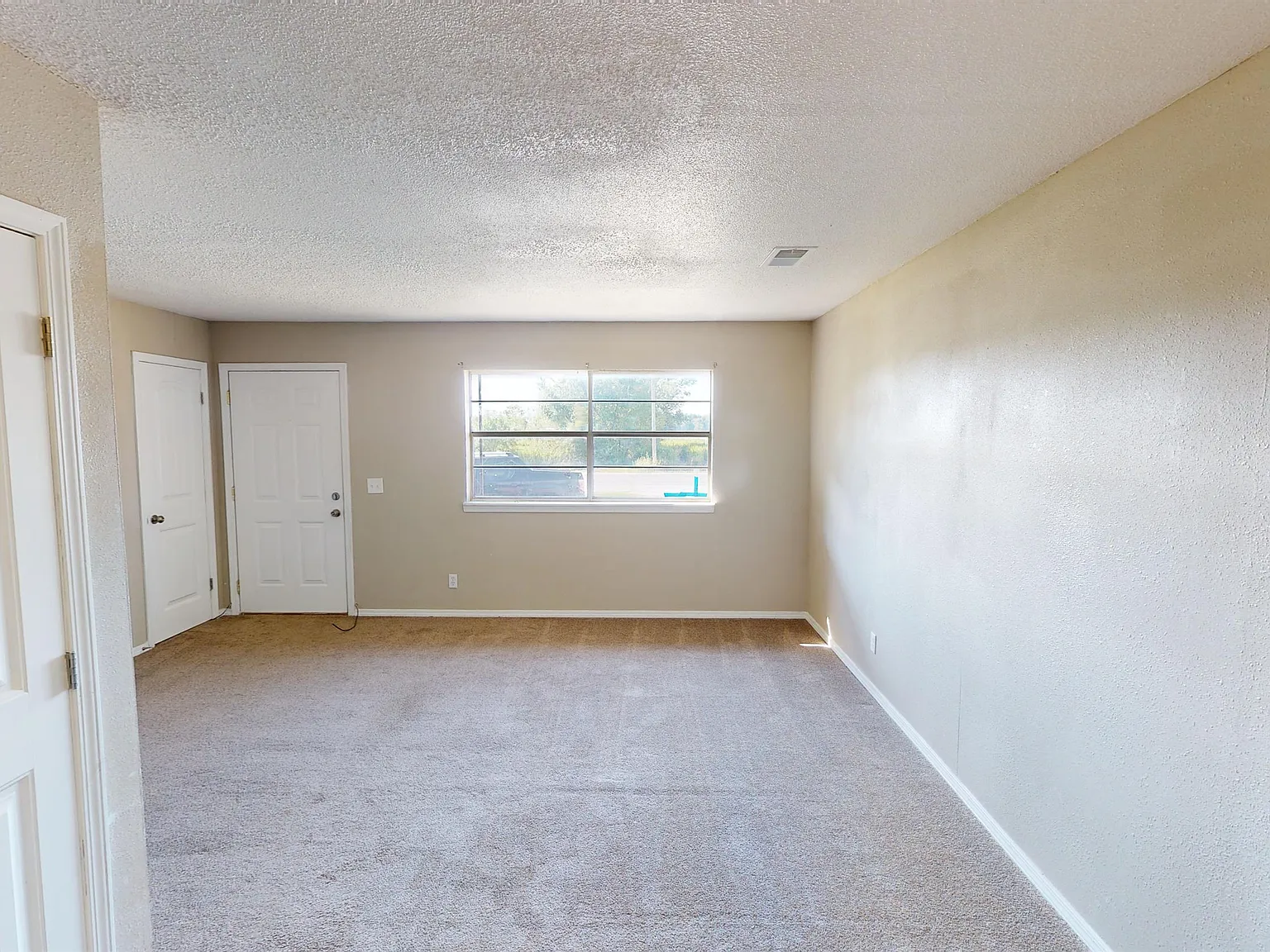 503 E Main St — Photo 3