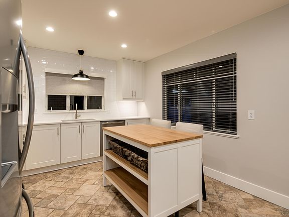5th image of 543 S Corona St
