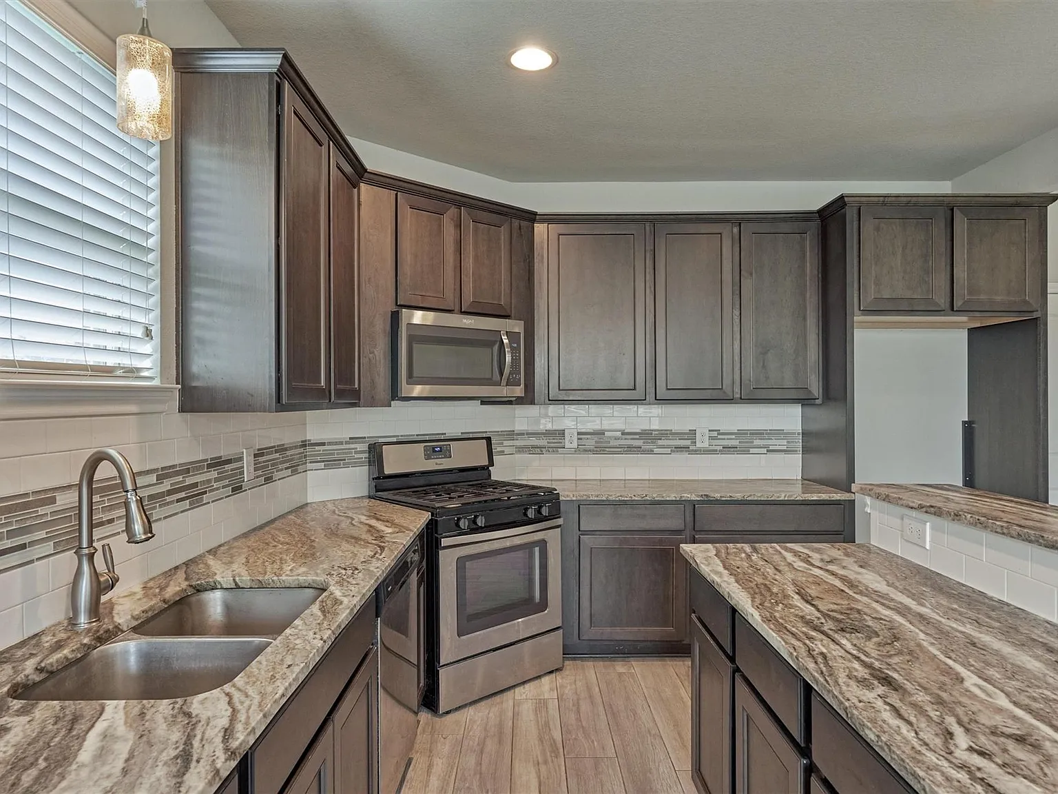 3 bed, 2.0 bath, 1830 sqft, $2,300 — Photo 4