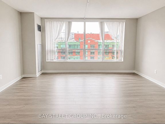 5th image of 284 Bloor St W #902
