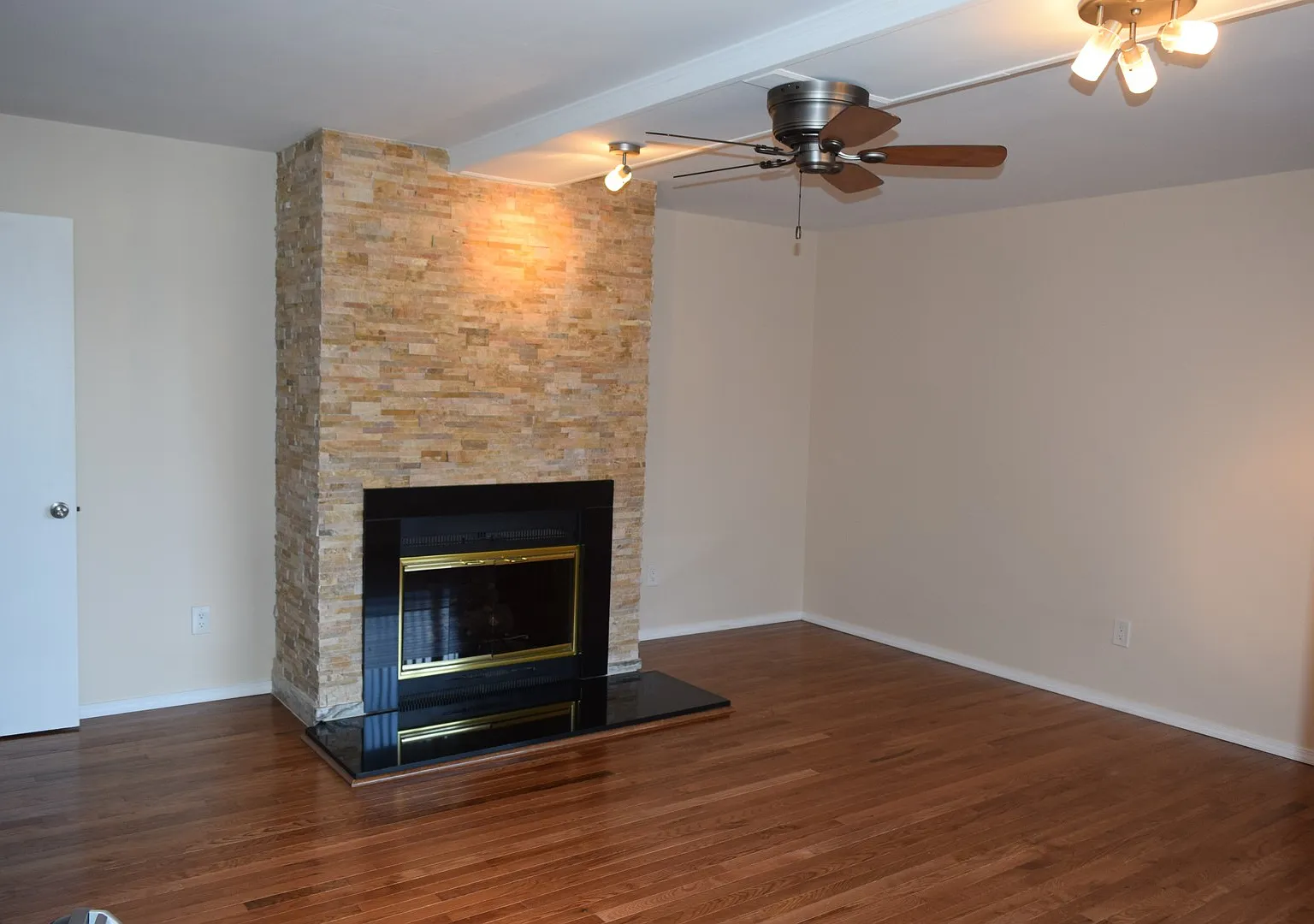 August Signing Special! Updated 2-Bedroom Condo with Finished Basement, Garage, Pool, Tennis, Clu... — Photo 4
