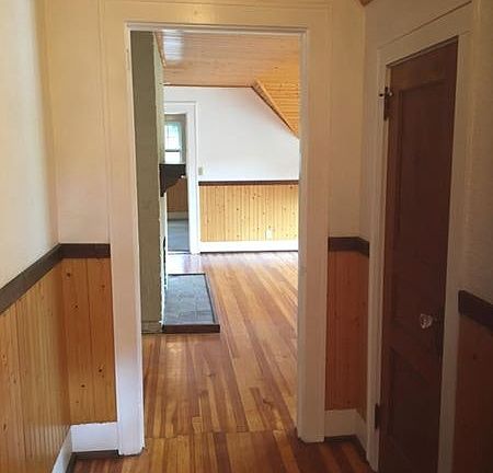 Entrance hall, toward LR