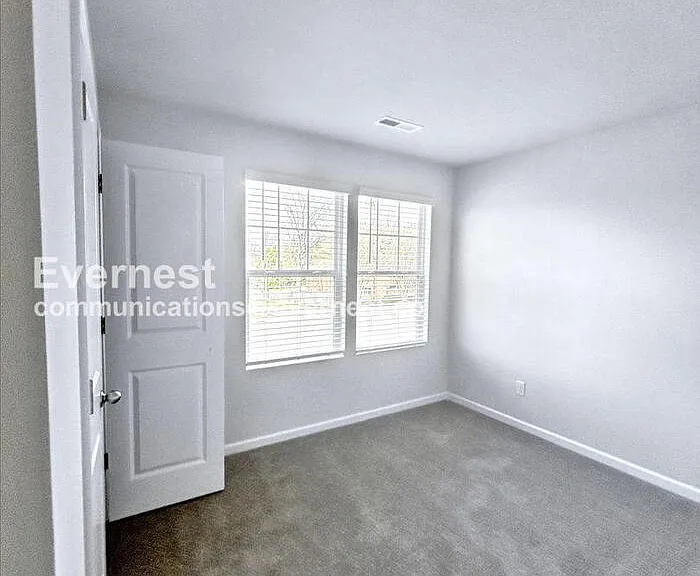 233 W Grover St — Photo 9