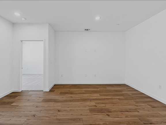 4th image of 576 Riley Ave
