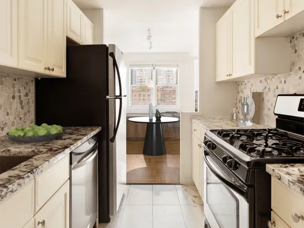 525 East 82nd Street image 13 of 27