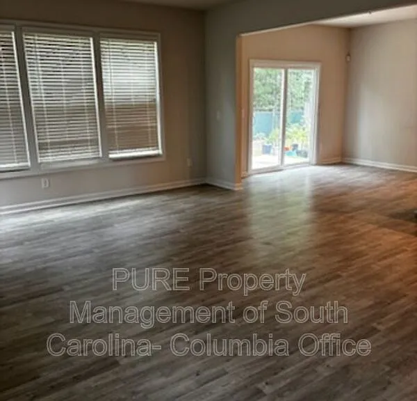 1155 Crescent Moon Loop — Photo 2