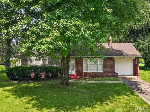 1363 Kroeger Dr, Saint Louis, MO 63135