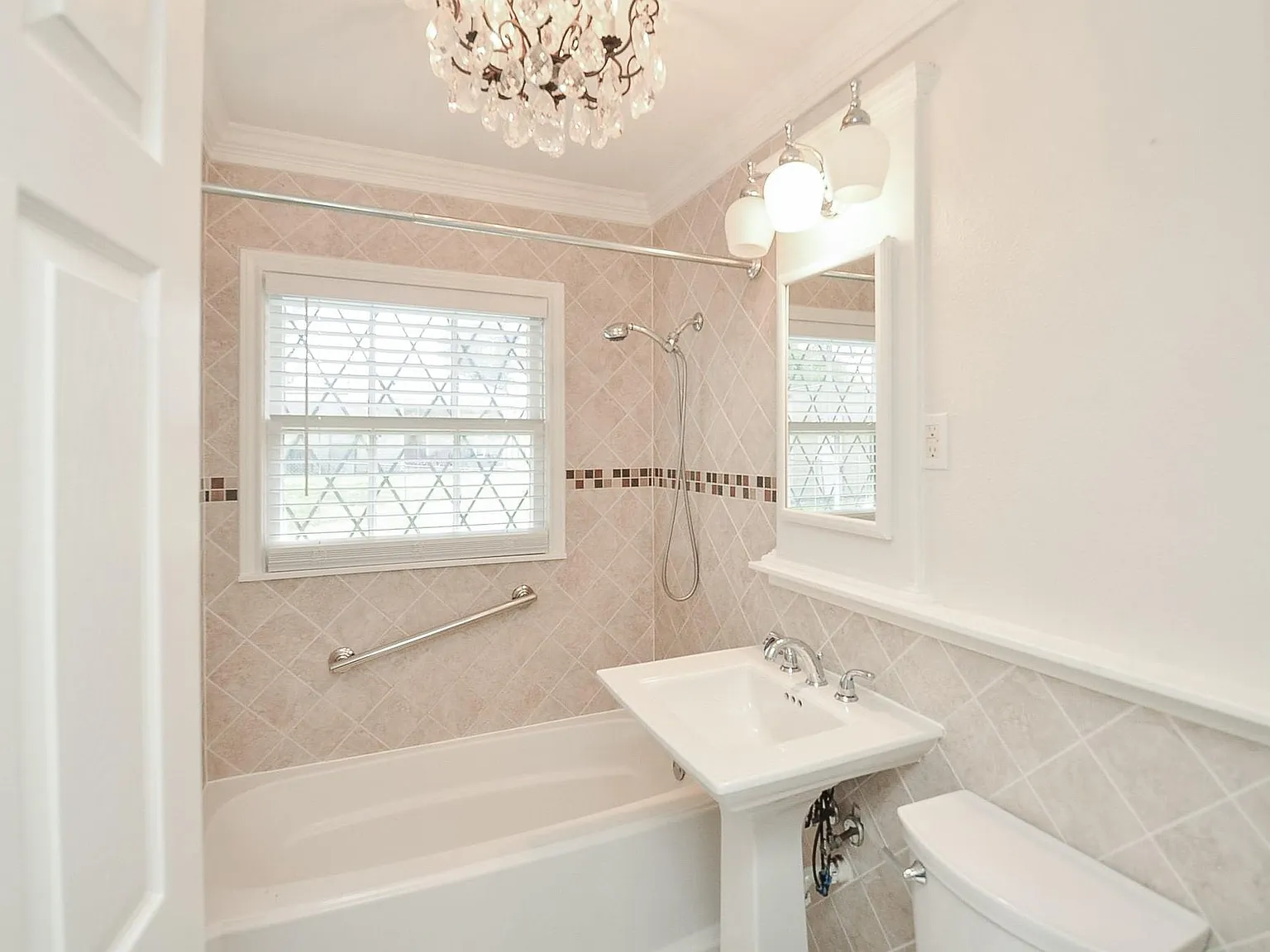 2 bed, 1.0 bath, 1076 sqft, $1,650 — Photo 4