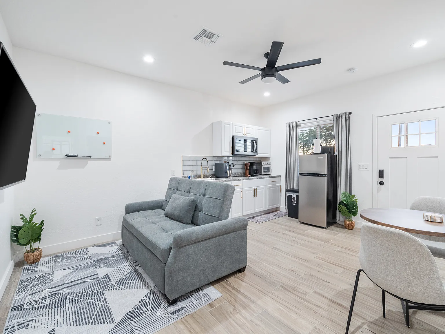 1 bed, 2400 sqft, $1,800 — Photo 3