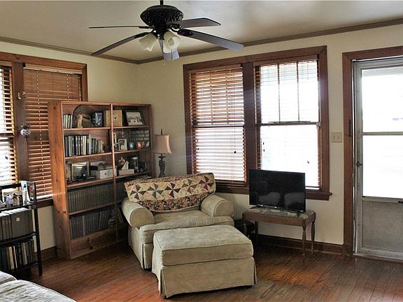 4th image of 262 E Waddil St