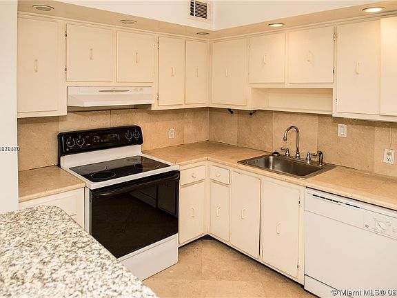 5th image of 100 Bayview Dr APT 524
