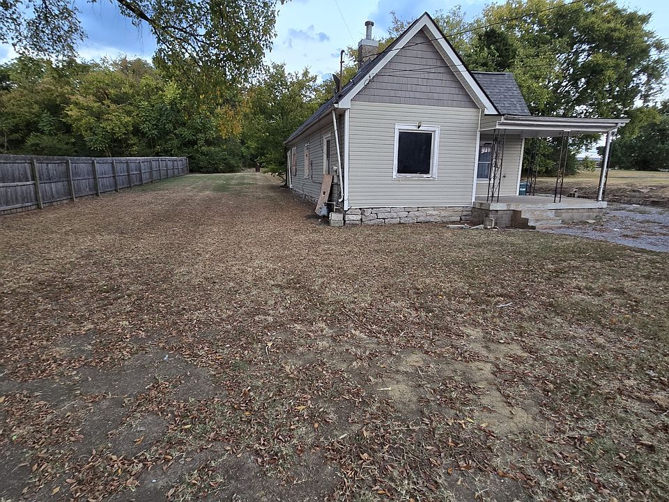 2nd image of 207 Cedar St