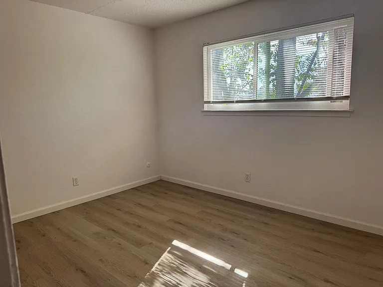 1331 Pomona Ave — Photo 9