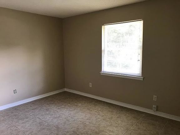 4th image of 3406 Green Briar Ct APT B