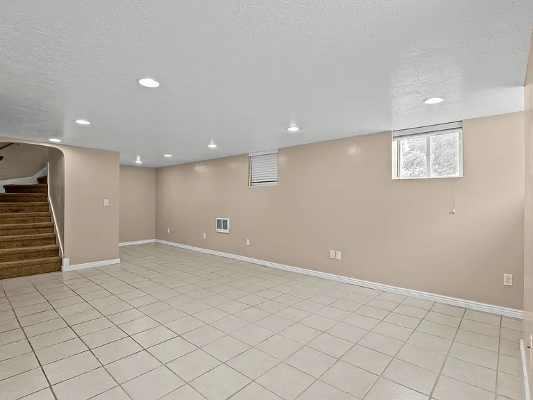 137 E 600 N — Photo 34