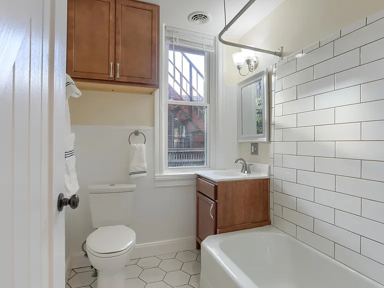 1526 Green St #2 — Photo 9