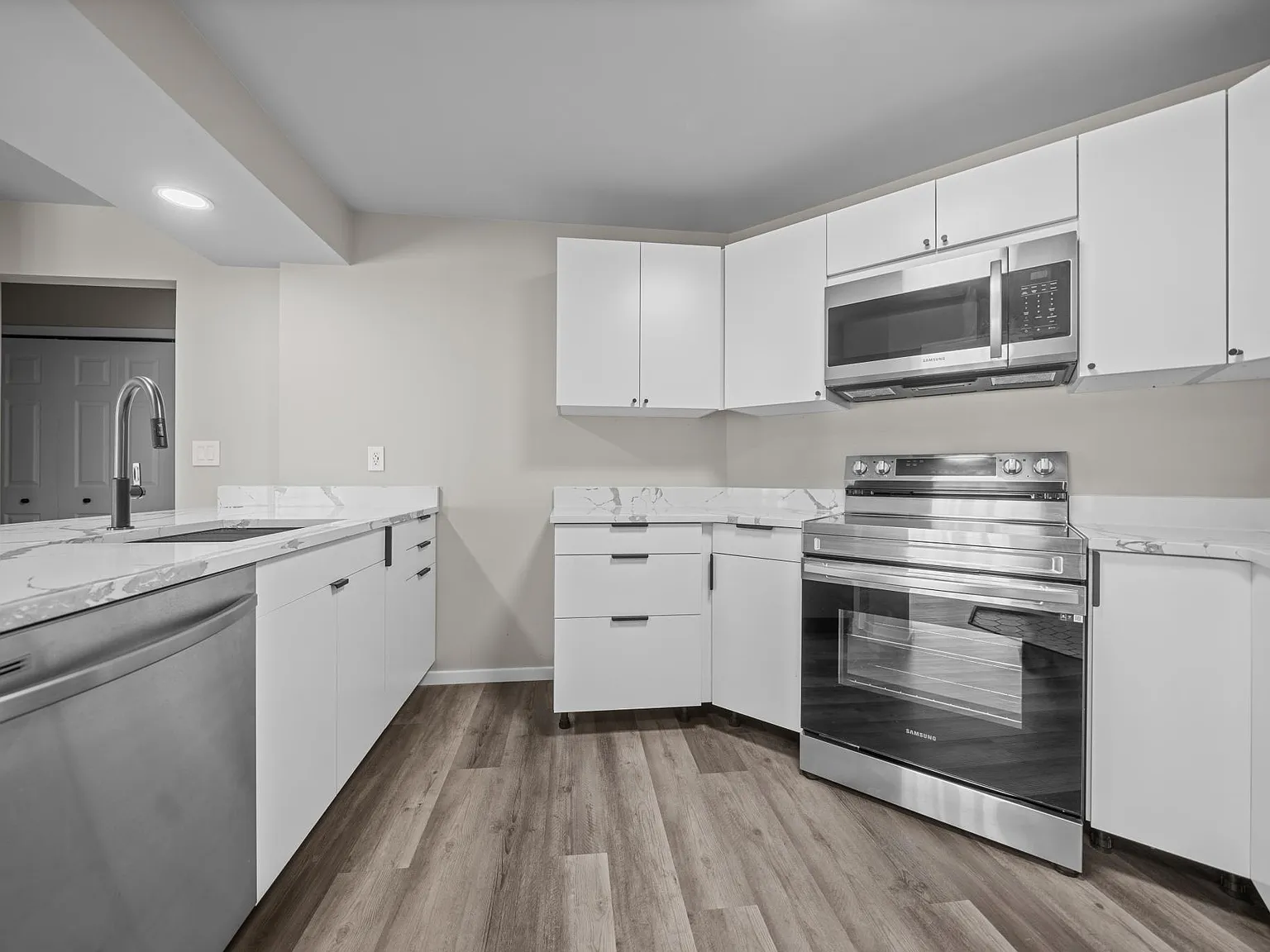 2 bed, 1015 sqft, $3,200 — Photo 2