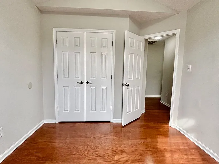 121 Raymond St — Photo 8