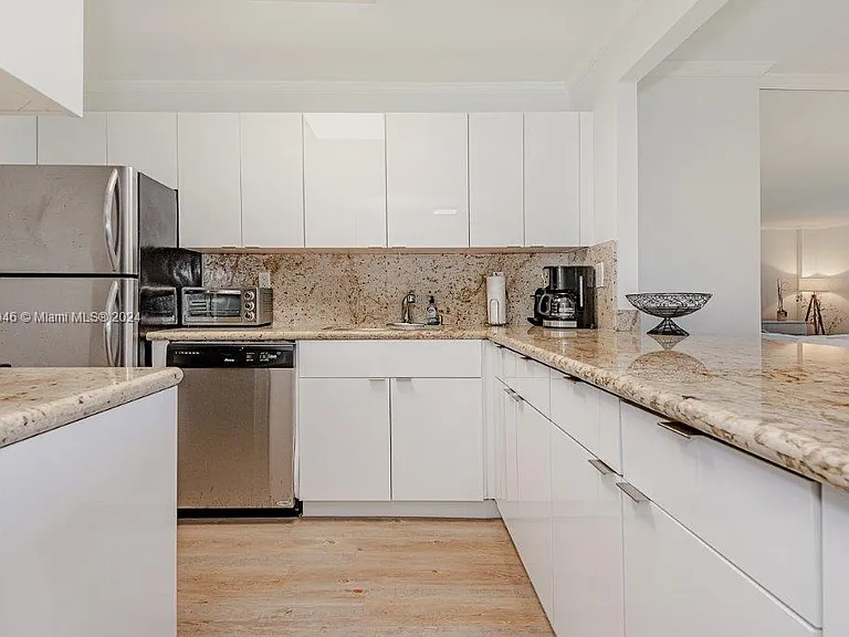 2301 Collins Ave #842 — Photo 12