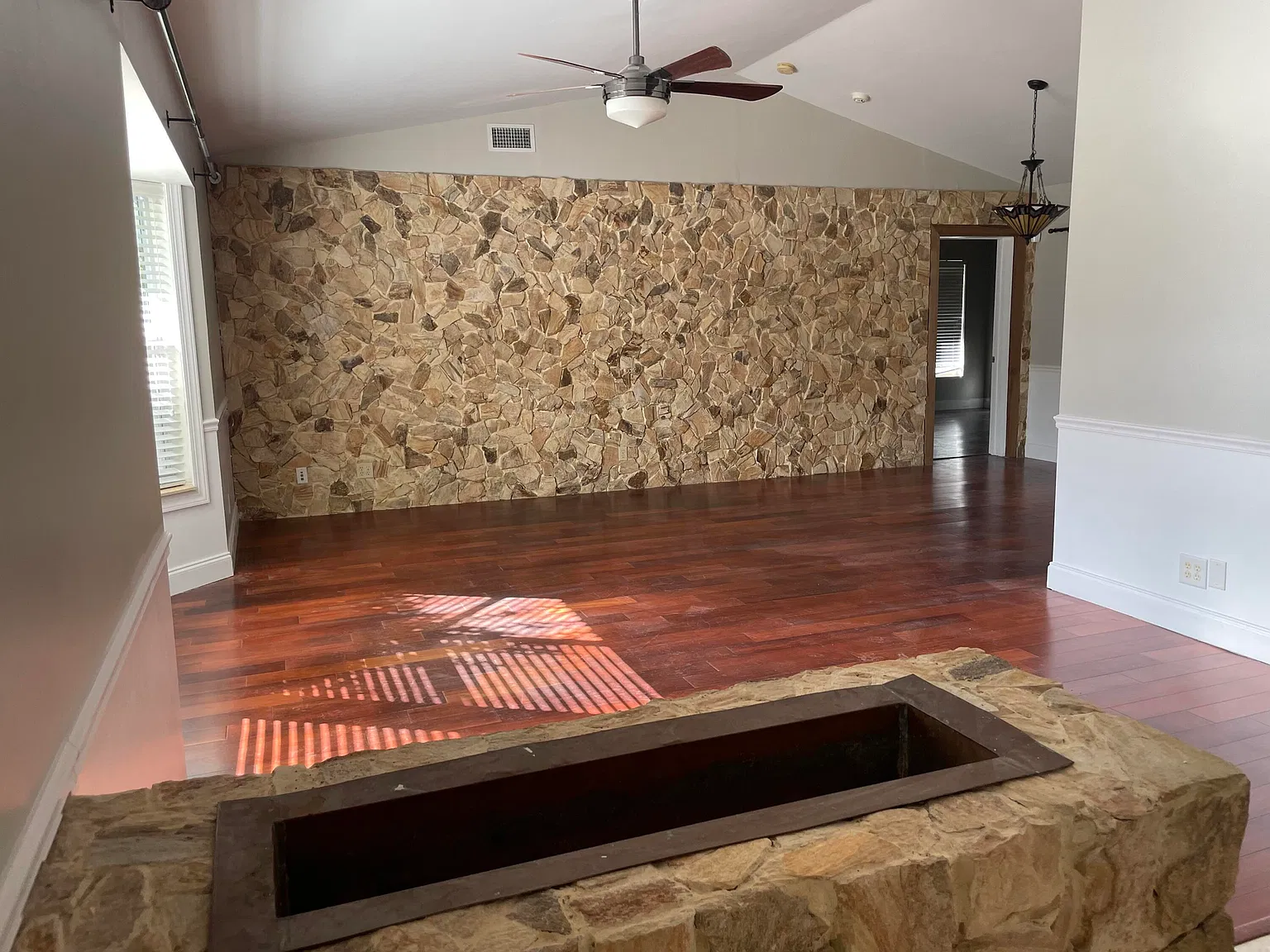 3 bed, 2.0 bath, 2068 sqft, $4,200 — Photo 2