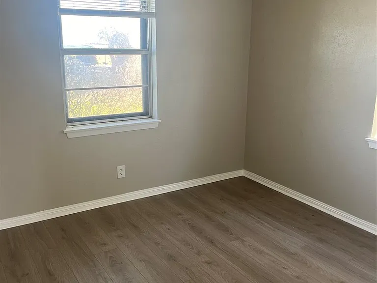 402 Thompson Dr — Photo 13