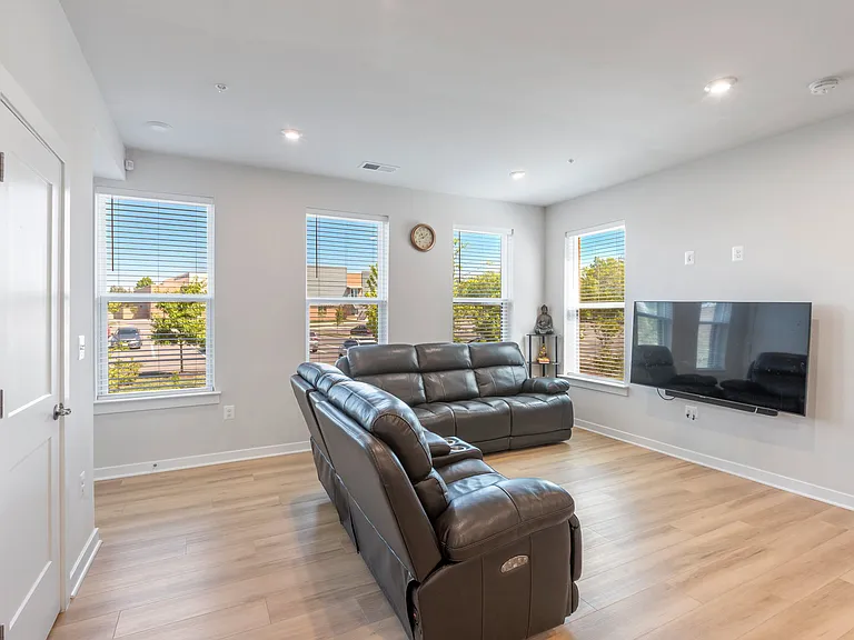 44504 Wolfhound Sq — Photo 5