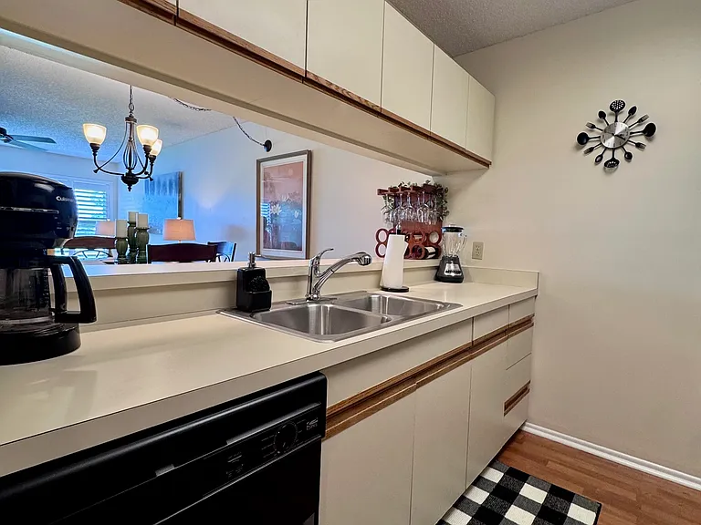 Lovely Kitchen w/ breakfast bar!
