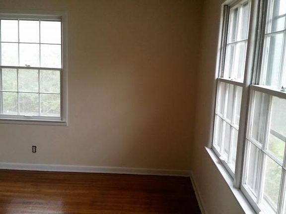 3rd image of 1011 Lee Dr NW