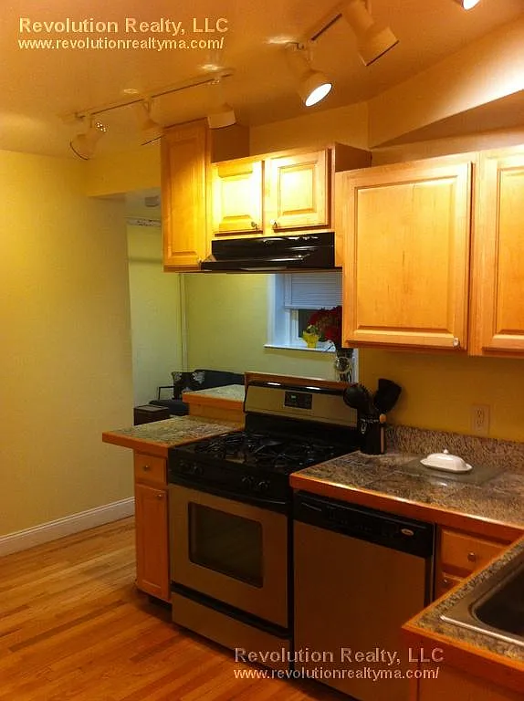 3 bed, 1.0 bath, 790 sqft, $2,700 — Photo 2