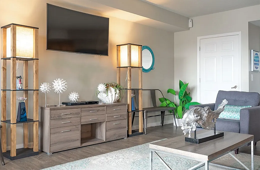 The Redwood Apartments — Photo 4